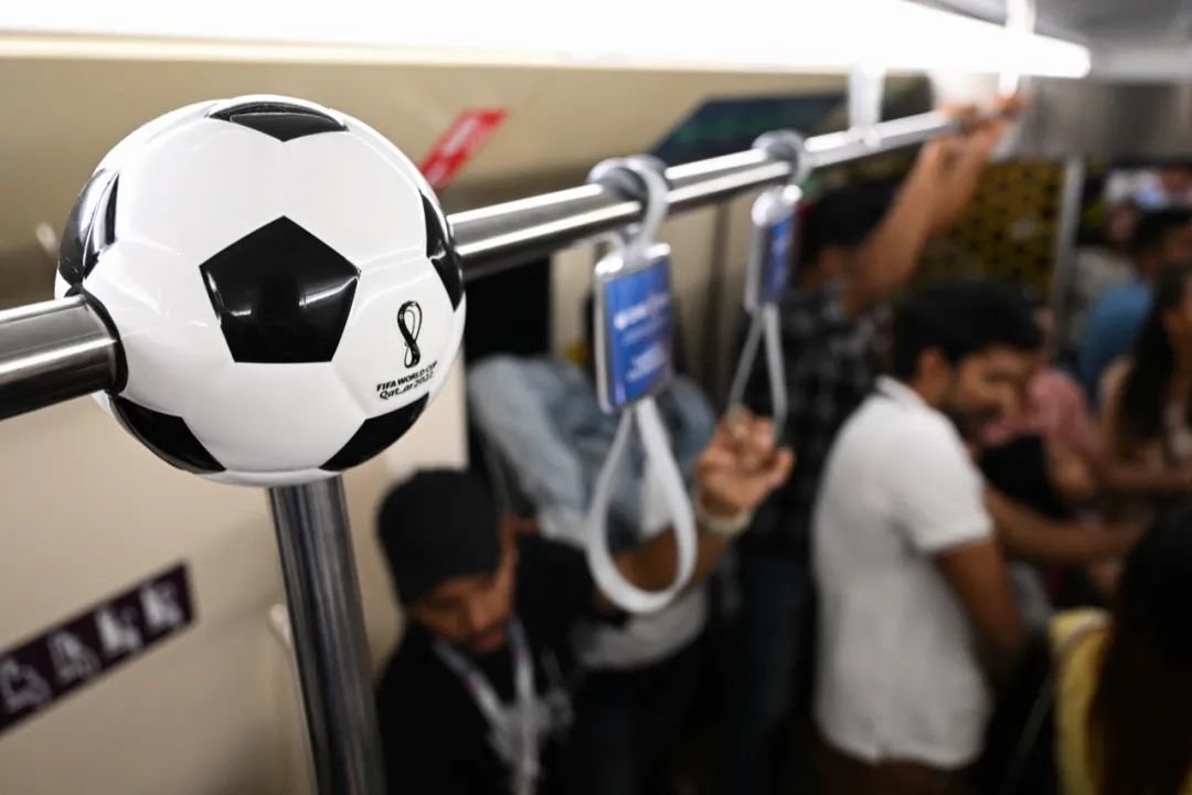 ◆为举办世界杯，卡塔尔升级了交通基础设施，修建了以公路、地铁、轻轨为主的公交系统。