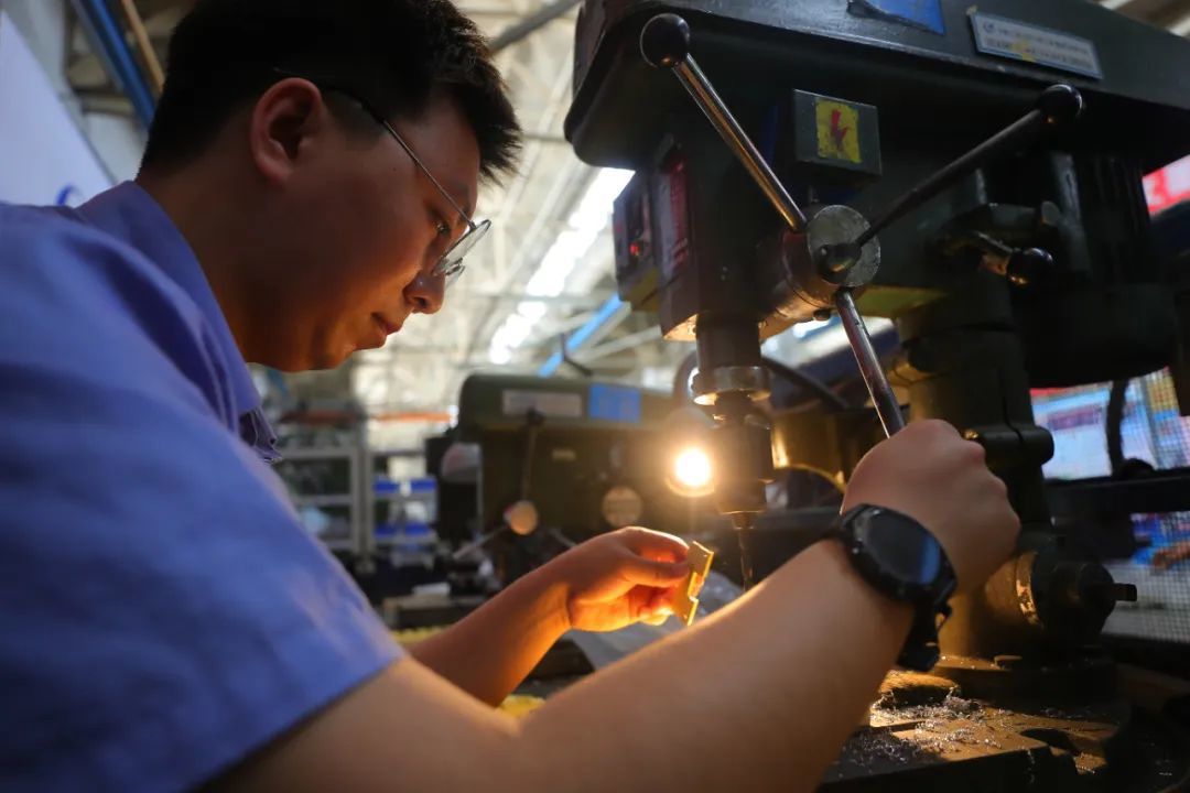 4月19日，在沈阳飞机工业（集团）有限公司标准件中心，青年工人杨国心在加工飞机零部件。