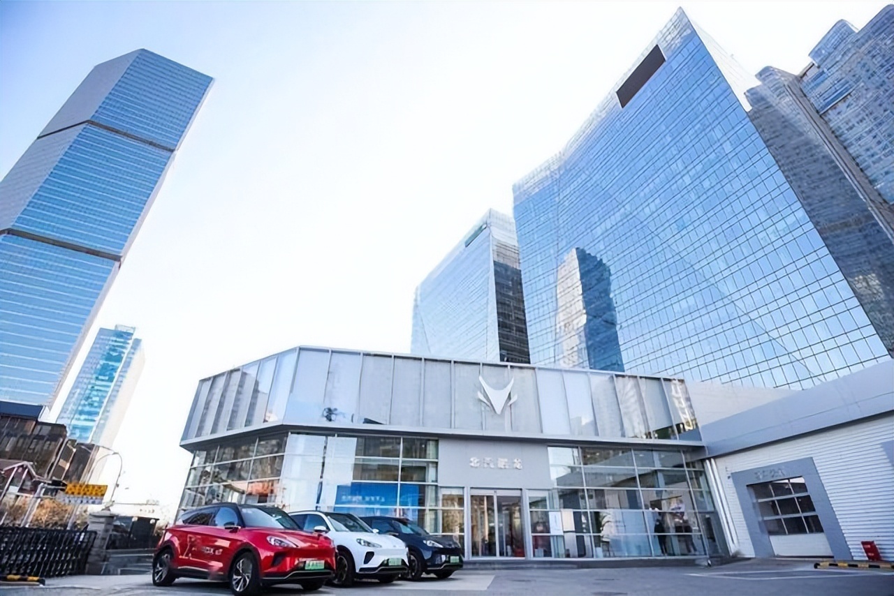 在线下渠道的铺设上,2022年极狐渠道将计划在60个城市新建100家店