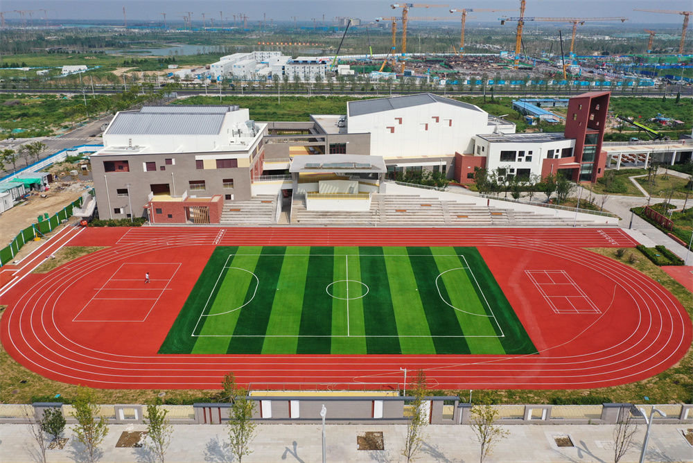 史家胡同小学雄安校区项目操场（2022年8月17日摄，无人机照片）。新华社记者 朱旭东 摄