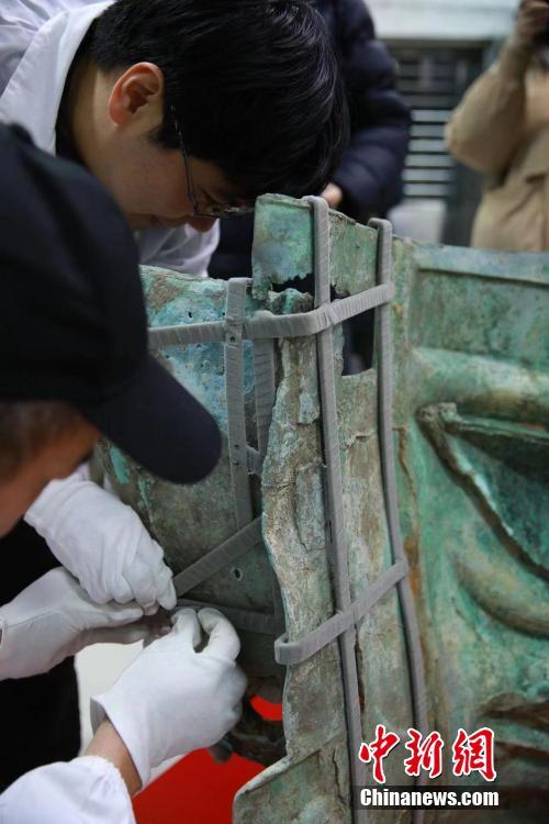 工作人员在检查三星堆青铜大面具。尧欣雨 摄