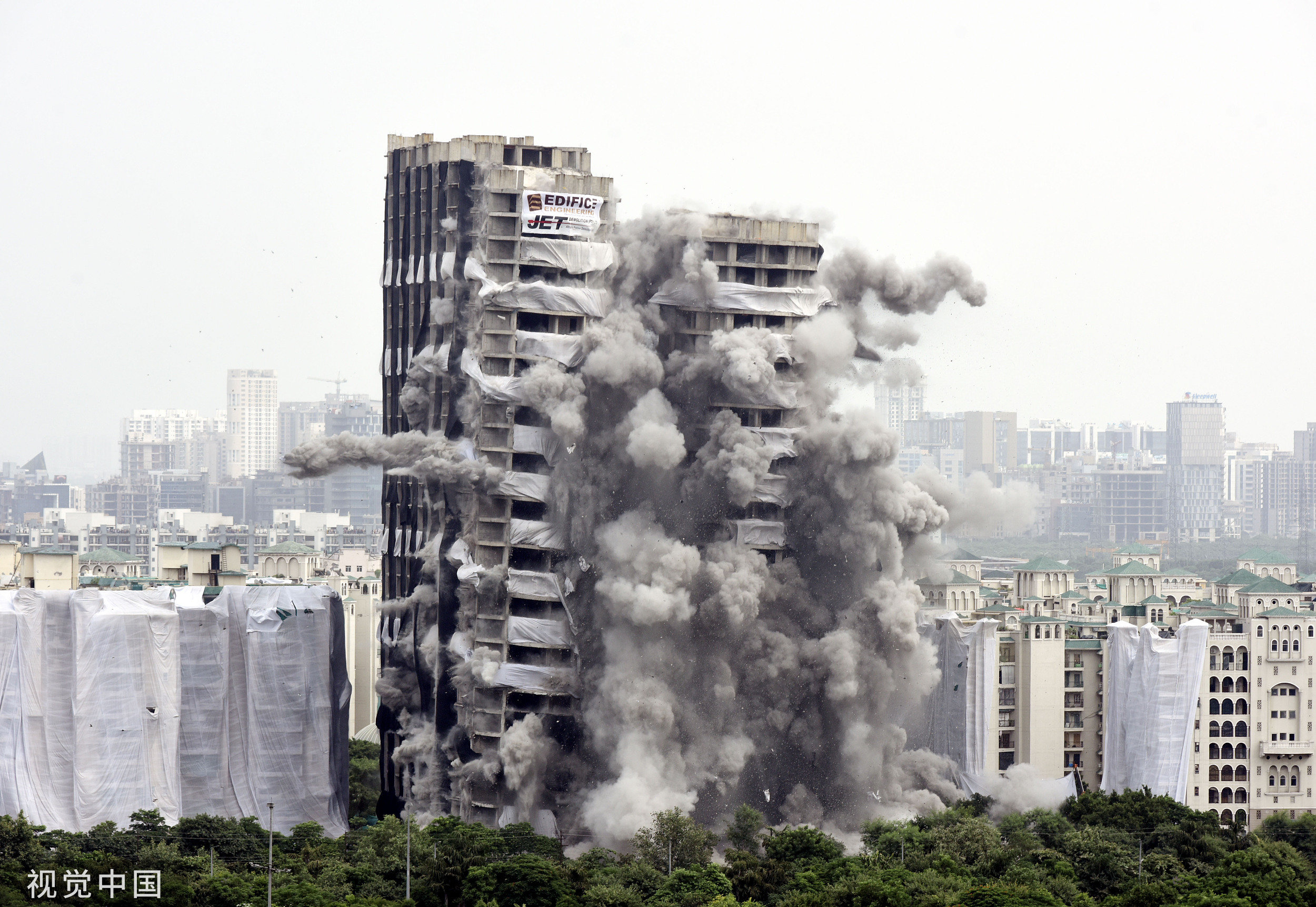 当地时间2022年8月28日,印度诺伊达,一座103米高的住宅“双子塔”在受控的内爆中被拆除。
