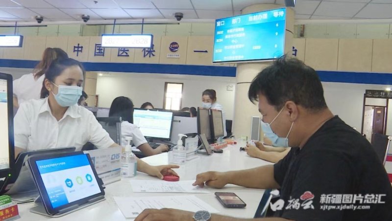7月,在库车市医疗保障服务中心业务经办窗口,办事群众来咨询办理医保相关事项。郝俊阳摄