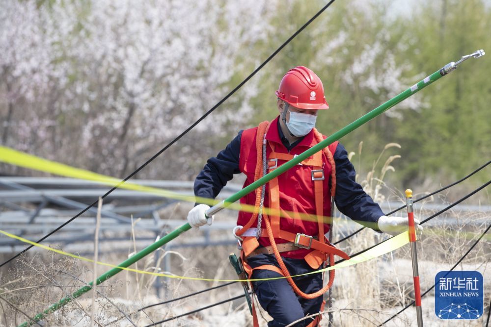 4月29日,梅宏刚对哈尔滨市重点产业项目的供电设备进行检修。新华社记者 张涛 摄