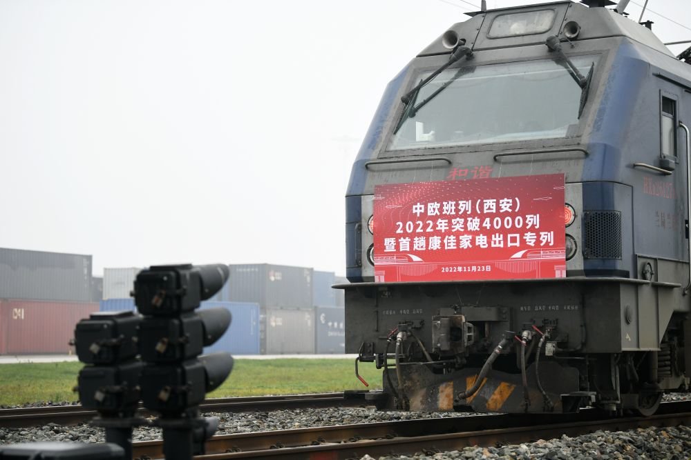 ↑11月23日，满载家电产品的中欧班列在西安国际港站等待发车。