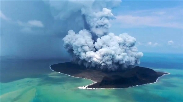 汤加火山爆发致秘鲁油轮泄漏已污染大面积海滩