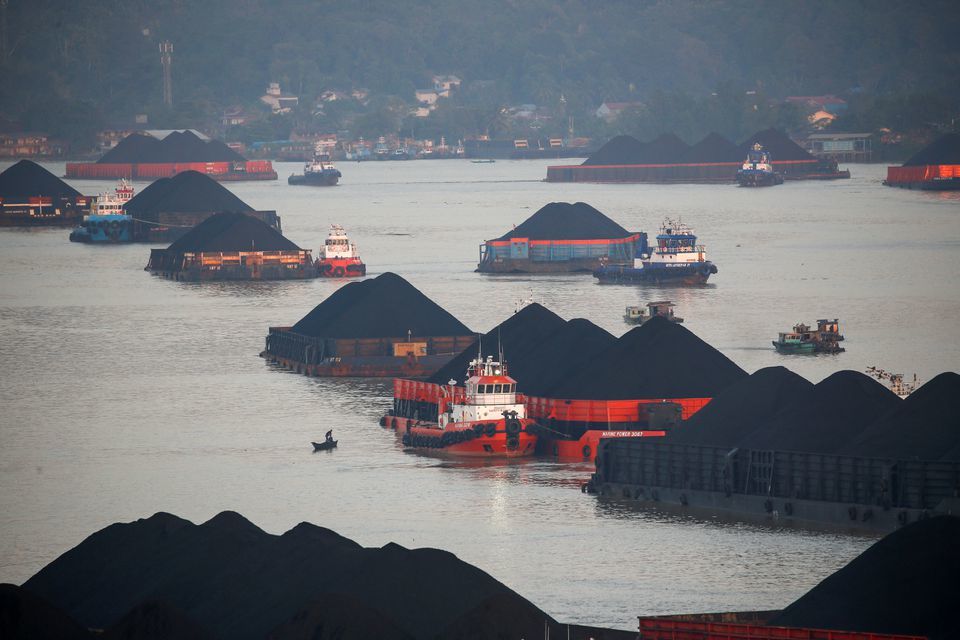 2019年停泊在印尼东加里曼丹省的煤炭船（资料图）