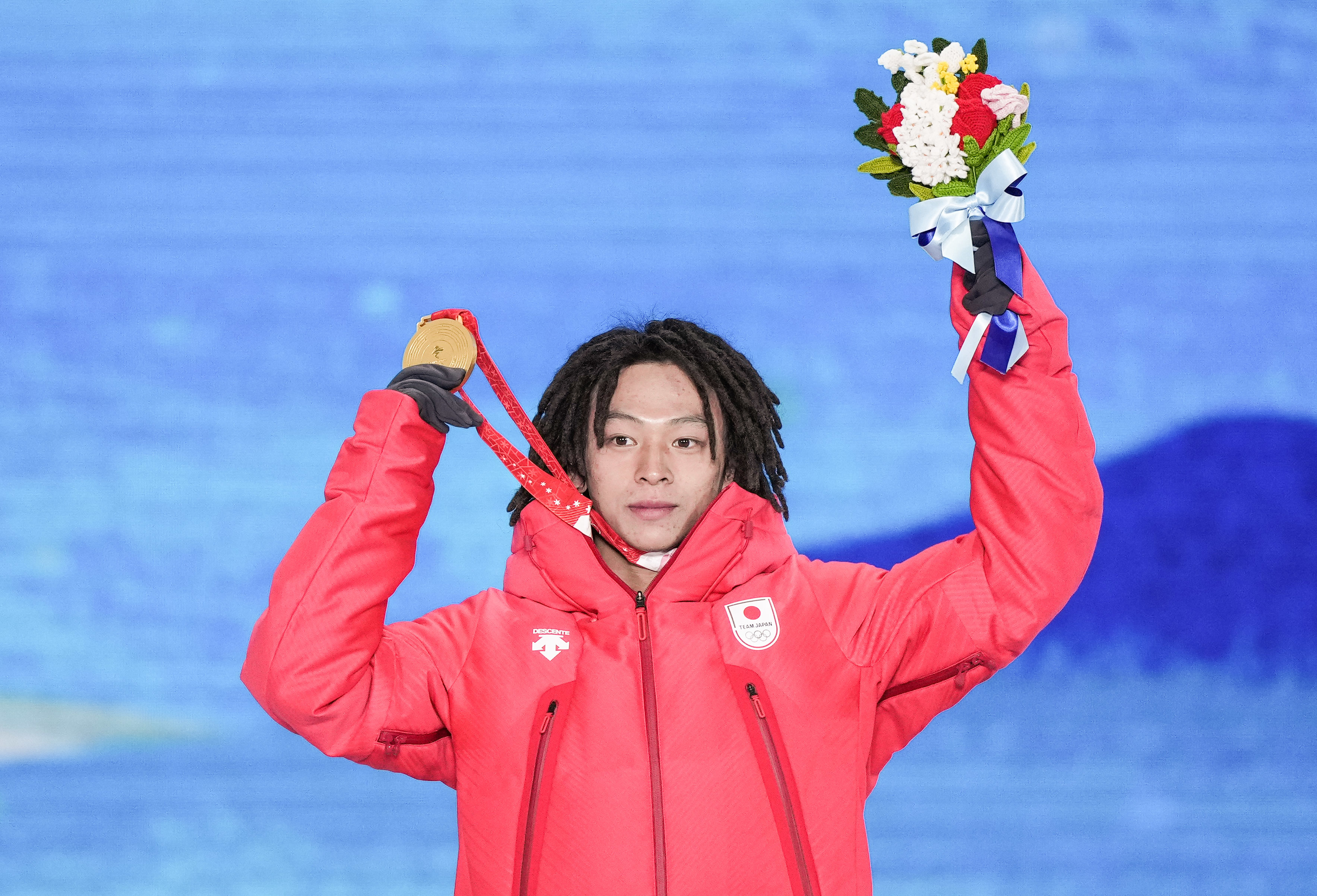 2月11日，冠军日本选手平野步梦在奖牌颁发仪式上。新华社记者薛玉斌摄