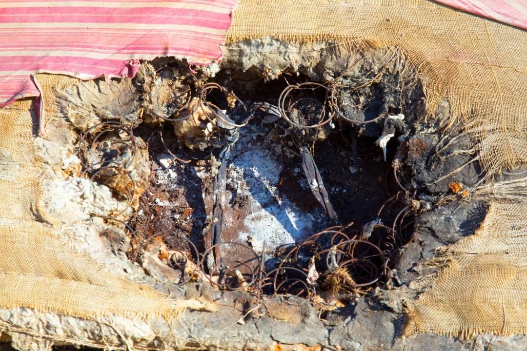 烧了烧不掉,也怪难看的|图虫创意