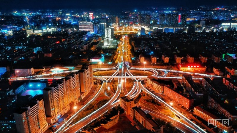 鸟瞰夜色下的长春西解放立交桥(央广网发 王强 摄)