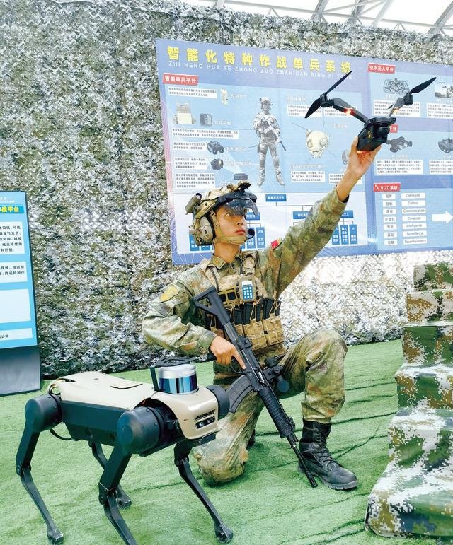 国产“红翼前锋战斗机器犬”