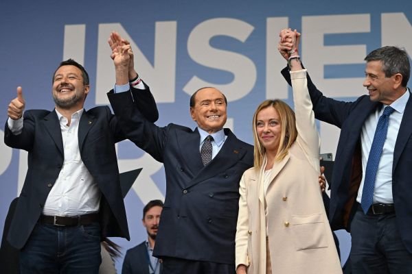 22日，意大利兄弟党的梅洛尼（左三）在罗马的人民广场举行选举集会。（法新社）