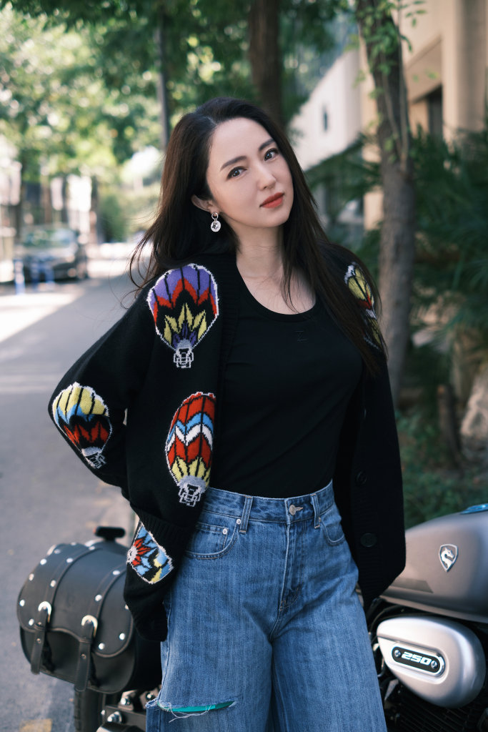 董璇最新秋日街拍写真释出穿牛仔阔腿裤搭印花针织开衫