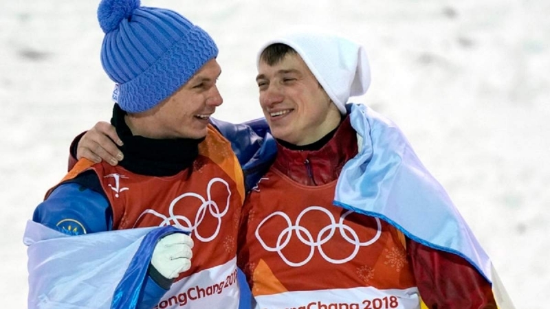 4年前的平昌冬奥会，布罗夫（左）拥抱阿布拉缅科（右）分别获得金牌和铜牌