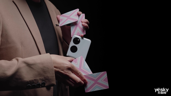 出街好玩神器,为何年轻人对“小折叠”疯狂痴迷,华为Pocket S给你答案!