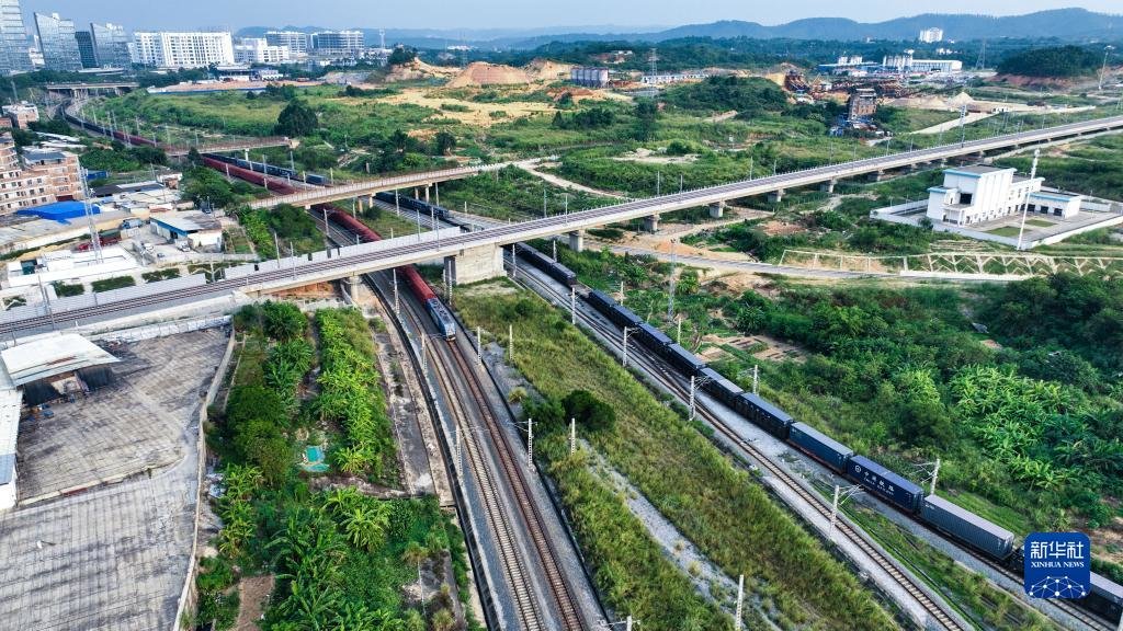 9月17日,两列火车行驶在南宁国际铁路港。新华社记者 张爱林 摄