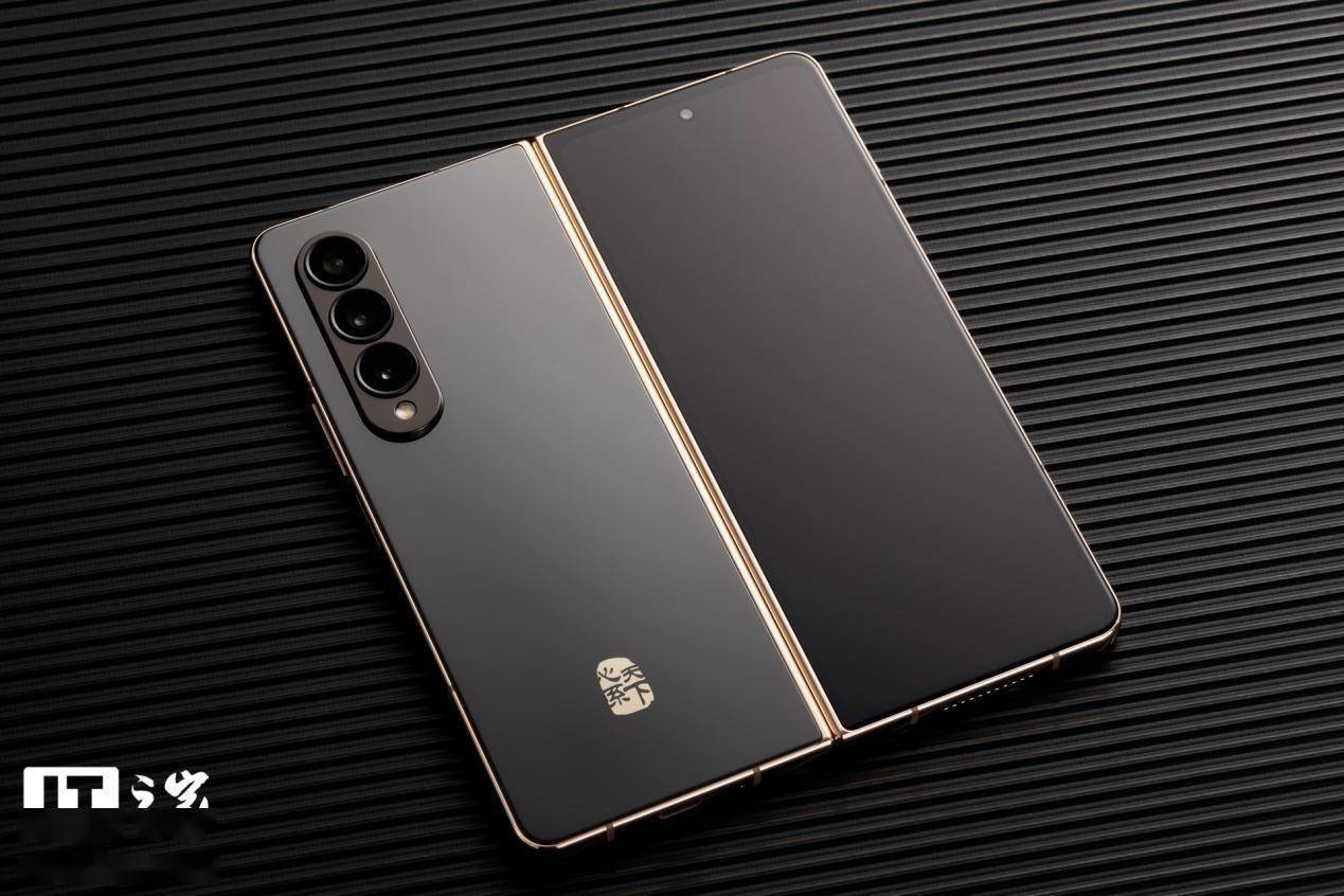 IT之家开箱】三星心系天下W23 手机图赏：黑金折叠，奢华尊贵_凤凰网