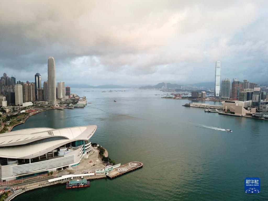 这是香港国际金融中心二期（左上）、香港环球贸易广场（右）（2022年5月31日摄，无人机照片）。新华社记者 李钢 摄