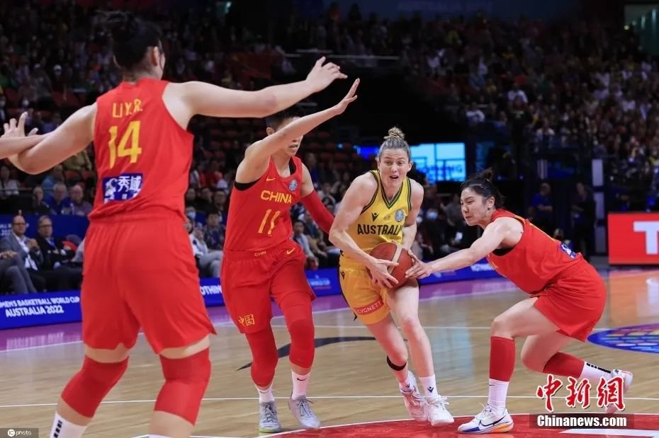 北京时间9月30日晚，在2022女篮世界杯半决赛中，中国女篮61:59战胜澳大利亚女篮，时隔28年再次站上女篮世界杯的决赛舞台。图为比赛现场。图片来源：ICphoto