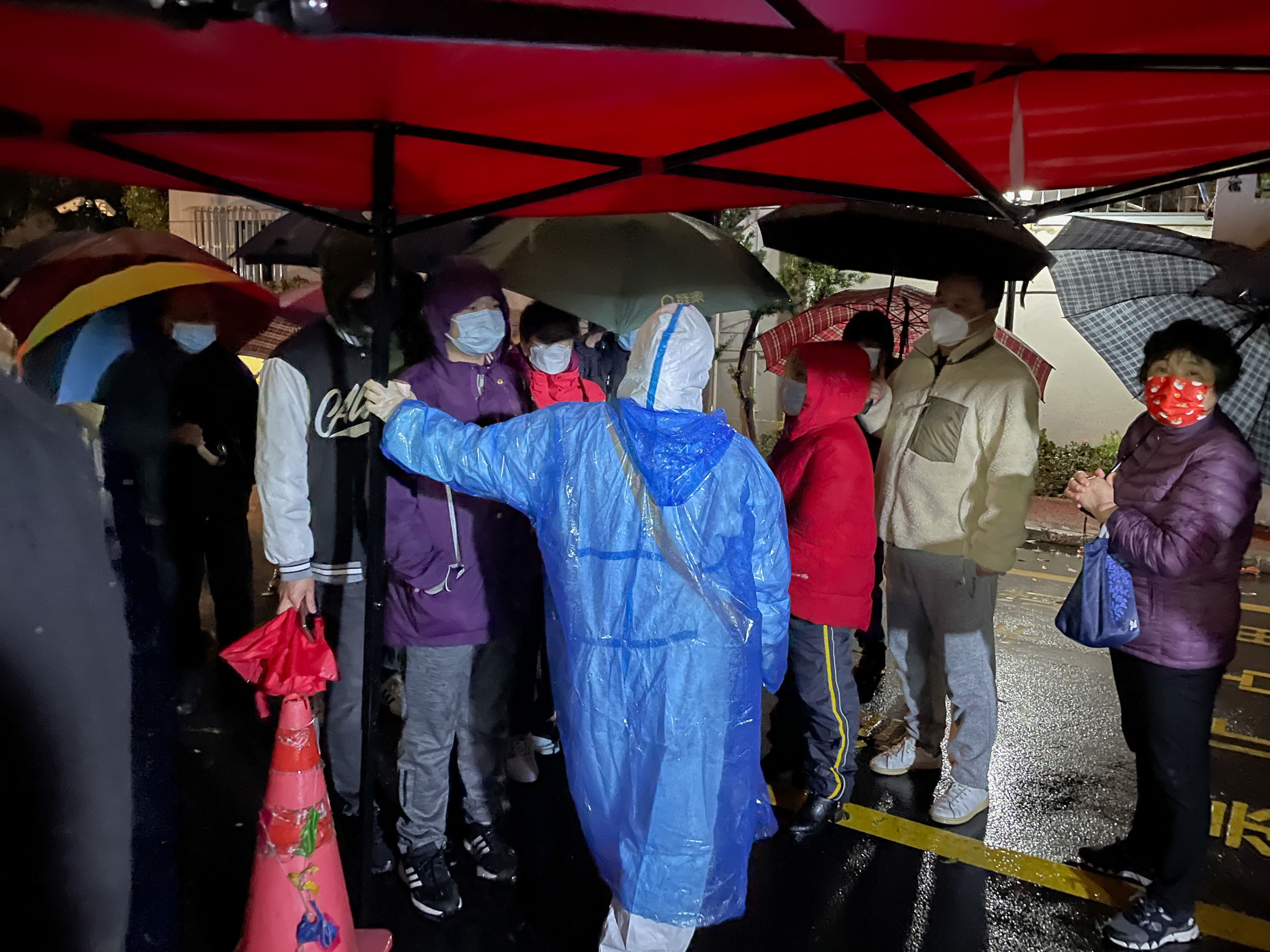 摄影记疫浦东上南九村雨夜中的核酸检测一瞥