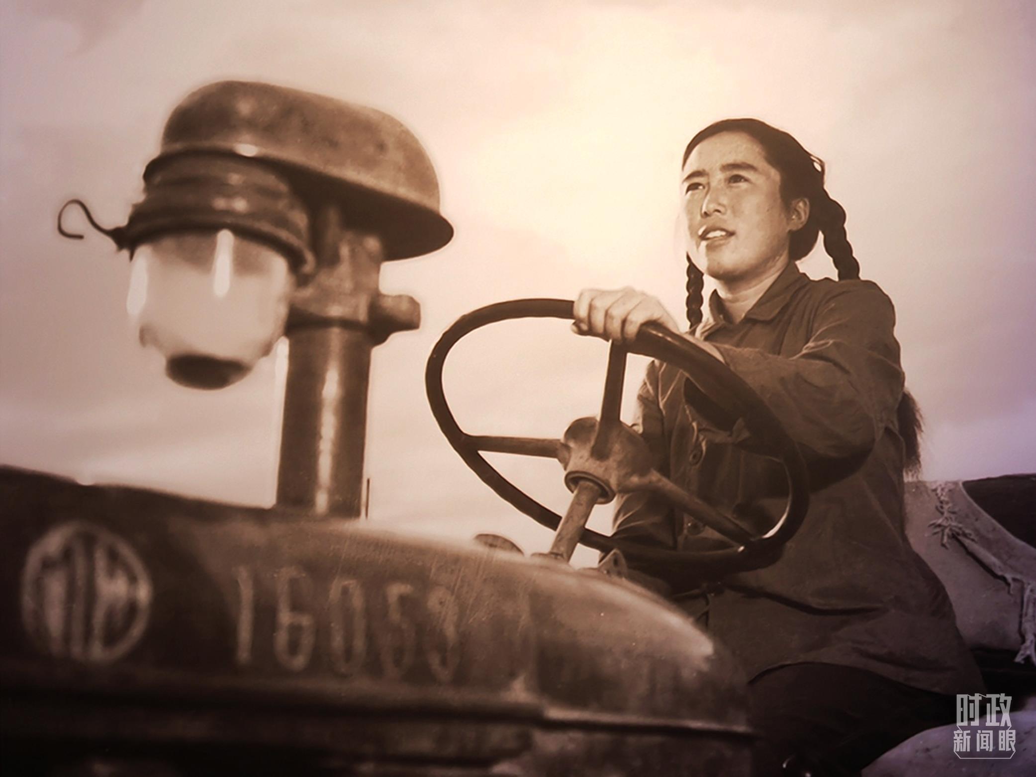 △新疆生产建设兵团第一代女拖拉机手。(总台央视记者彭汉明拍摄)