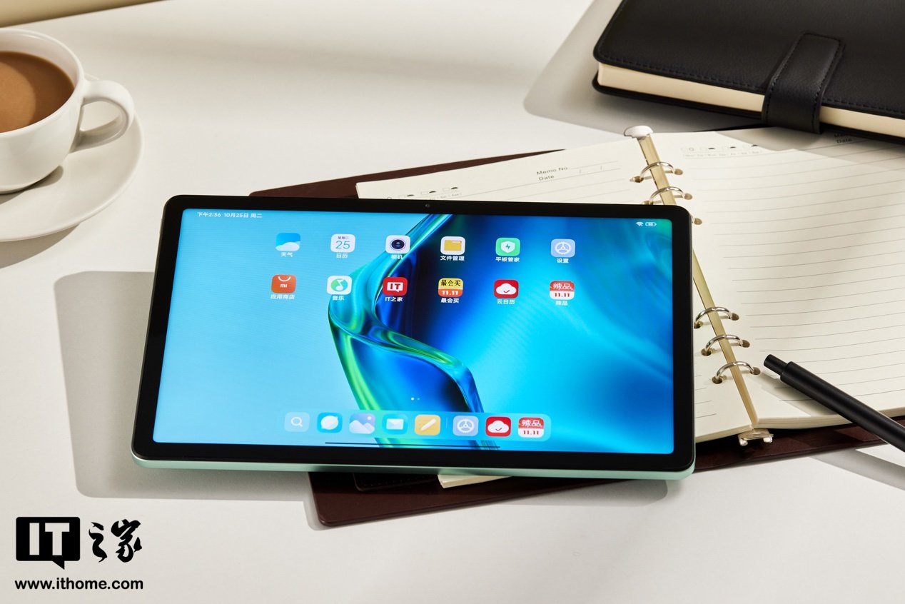 桌子上的电脑和手机