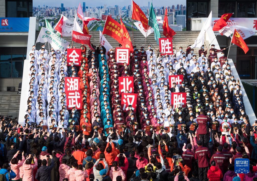 2020年3月10日，医护人员在武昌方舱医院前庆祝。当日，武汉所有方舱医院全部休舱。新华社记者 肖艺九 摄