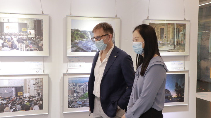 意大利天文学者丹尼斯&middot;巴丹尼（左）在广州图书馆参观广州友好城市摄影展（10月20日摄）。 新华社记者 洪泽华 摄