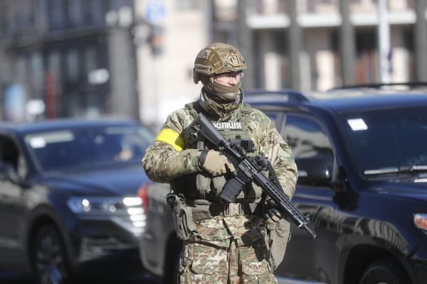 2月28日，乌克兰士兵在基辅街头执勤。（欧洲新闻图片社）