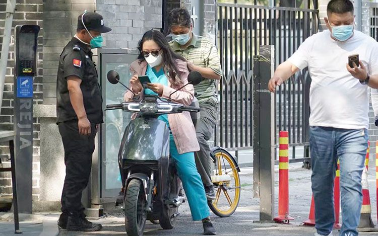 ▲资料图：北京一社区出入口，社区保安正在查验每位进入人员的核酸阴性证明。新京报记者 王飞 通讯员 史超齐 摄