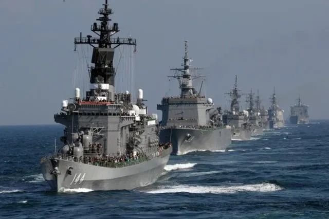 2015年10月18日，在日本神奈川县的相模湾，日本海上自卫队舰只编队航行。新华社记者 马平摄