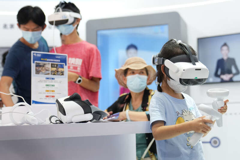 在2022年中国国际服务贸易交易会首钢园区文旅服务专题展，小朋友在进行VR体验。新华社记者 鞠焕宗 摄