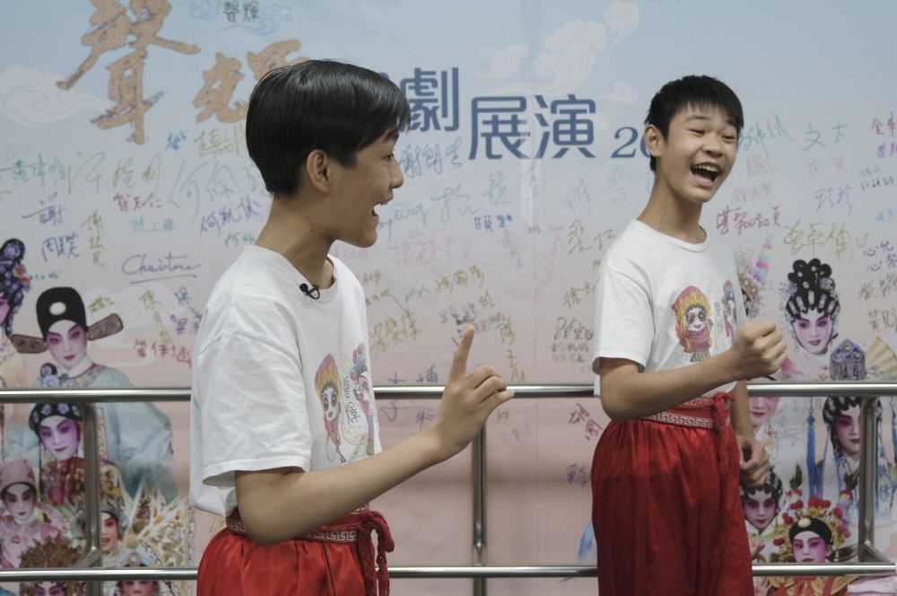 利文喆（左）和同门师弟钟天睿在排练室排练（5月29日摄）。新华社记者王申 摄