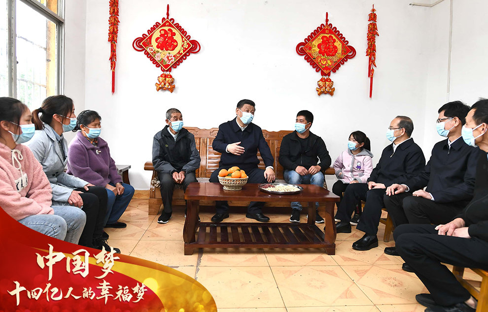 2021年4月25日，习近平总书记在广西桂林市全州县才湾镇毛竹山村村民王德利家中看望，同一家人围坐在一起聊家常。
