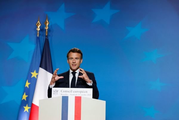 21日，法国总统马克龙在布鲁塞尔举行的欧盟峰会批评拜登政府设置“双重标准”。（法新社）