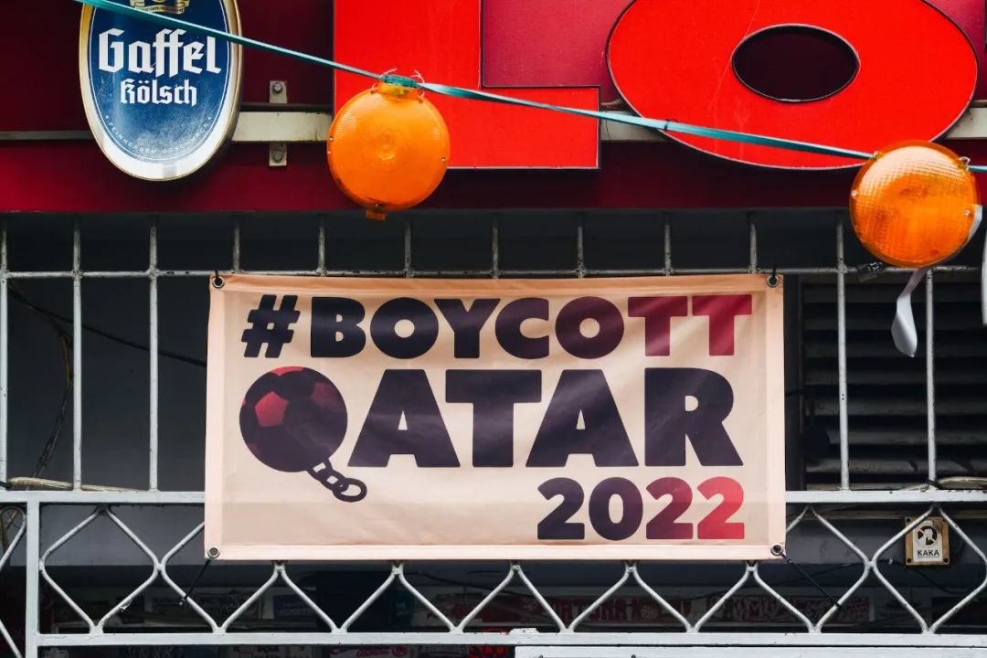 ◆德国科隆的Lotta酒吧打出了“抵制2022卡塔尔世界杯”的标语。
