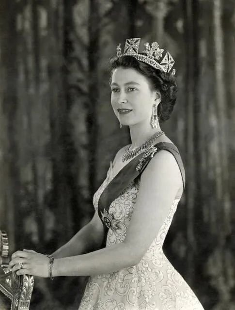 女王伊丽莎白二世戴着乔治四世加冕王冠。