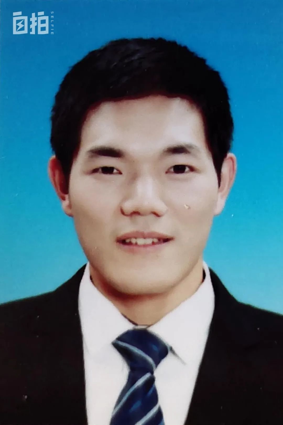 本科毕业前拍的证件照,有些人拿去求职了,我没用上。