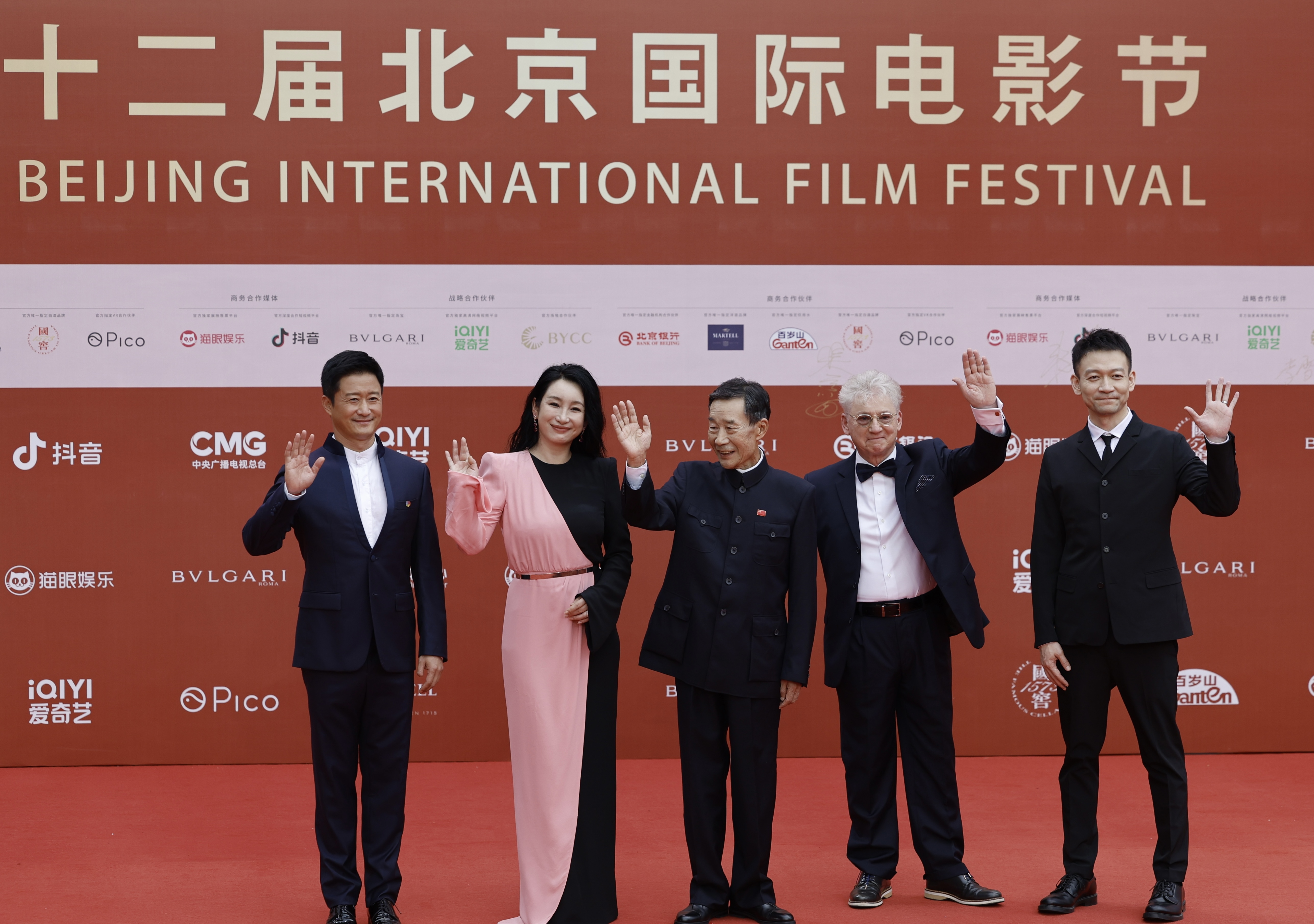 第十二届北影节国际评奖委员会成员亮相开幕式红毯（左起：吴京、秦海璐、李雪健、柯文思、郭帆）。 新京报记者 郭延冰 摄