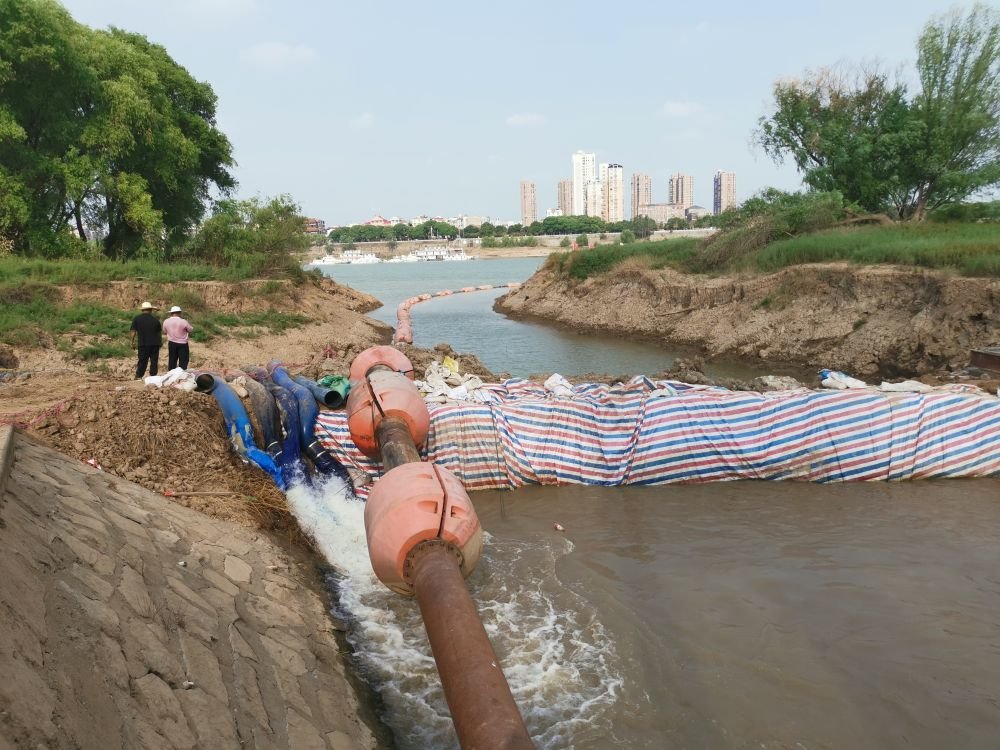 湖南省岳阳市湘阴县的引水灌溉场景.新华社记者 周楠 摄