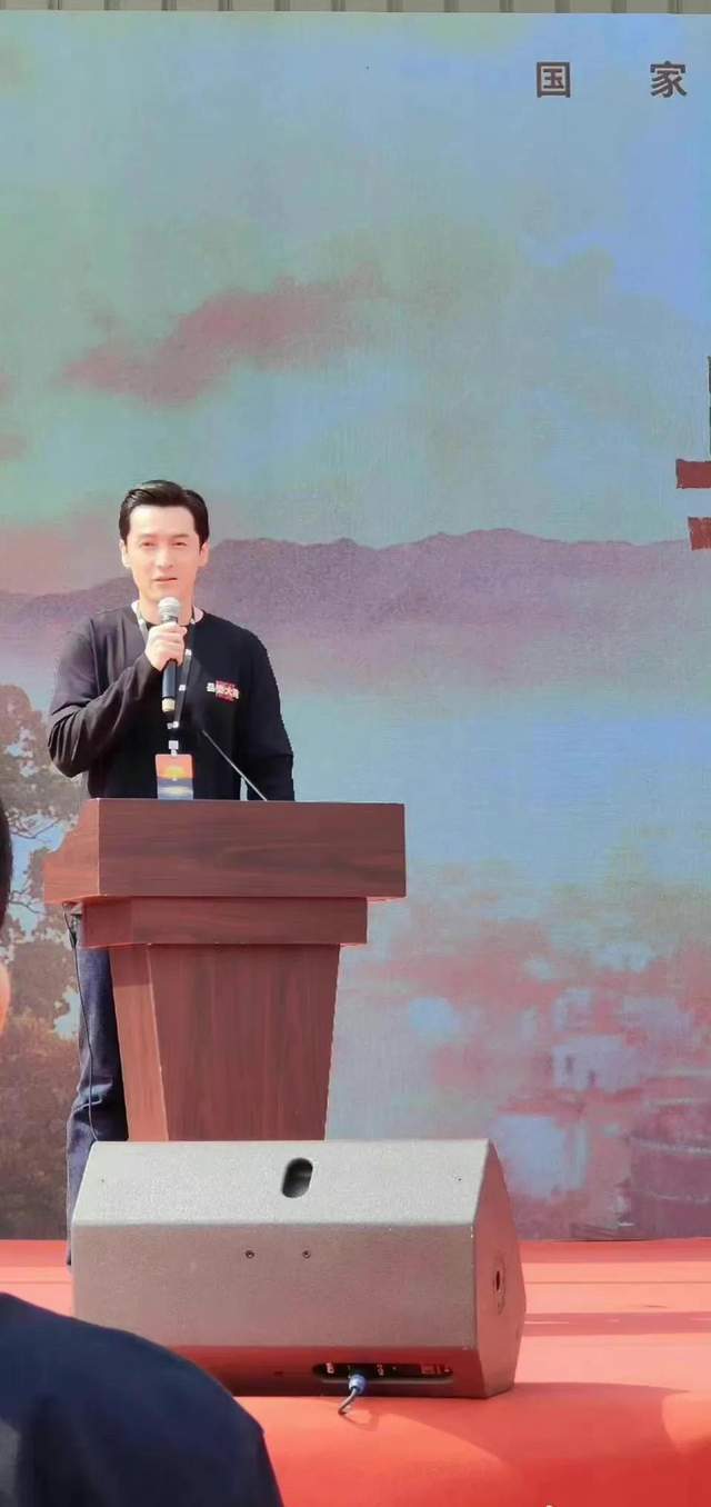 爆剧预定？胡歌《县委大院》开机路透图曝光，打扮低调帅气依旧