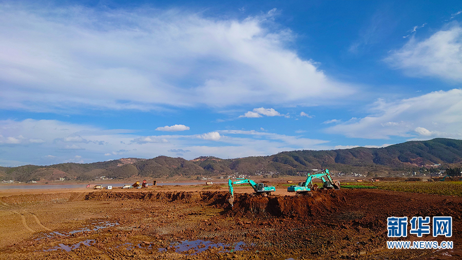 抢工期,加快水利工程建设,为农业生产打下坚实基础(3月10日摄).