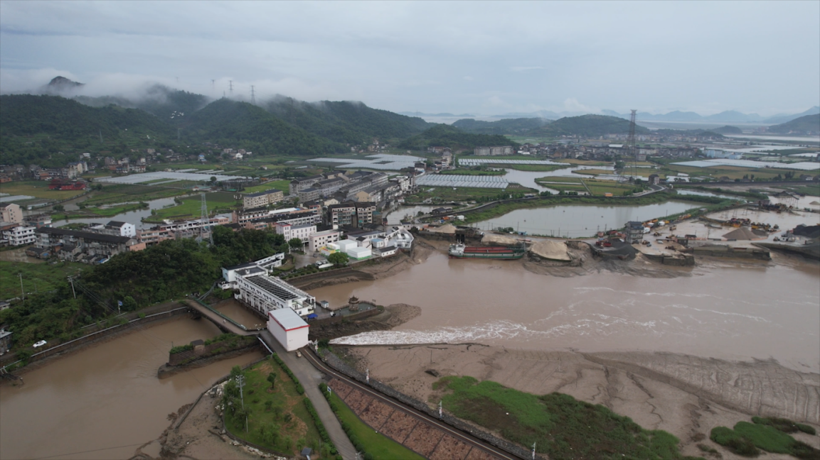 發電組件如今電站庫區又鋪設了帶動發電機組來發電利用水位差形成的