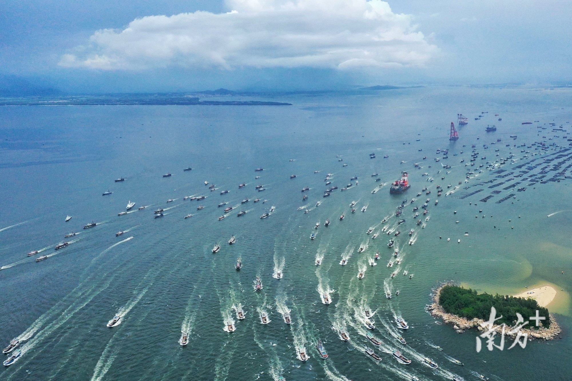 8月16日，广东省阳江市海陵岛闸坡渔港，千帆竞发，开启新一轮“耕海生活”。
