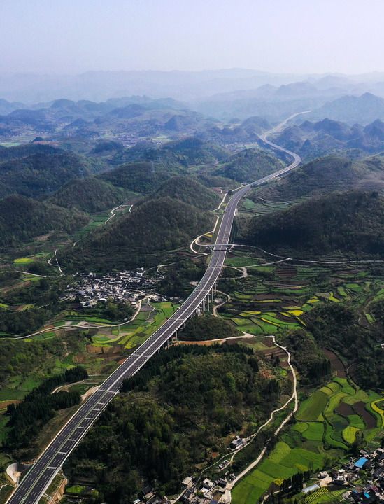 这是贵黄高速公路贵定县境内路段(2022年3月28日摄,无人机照片)。新华社记者 杨文斌 摄