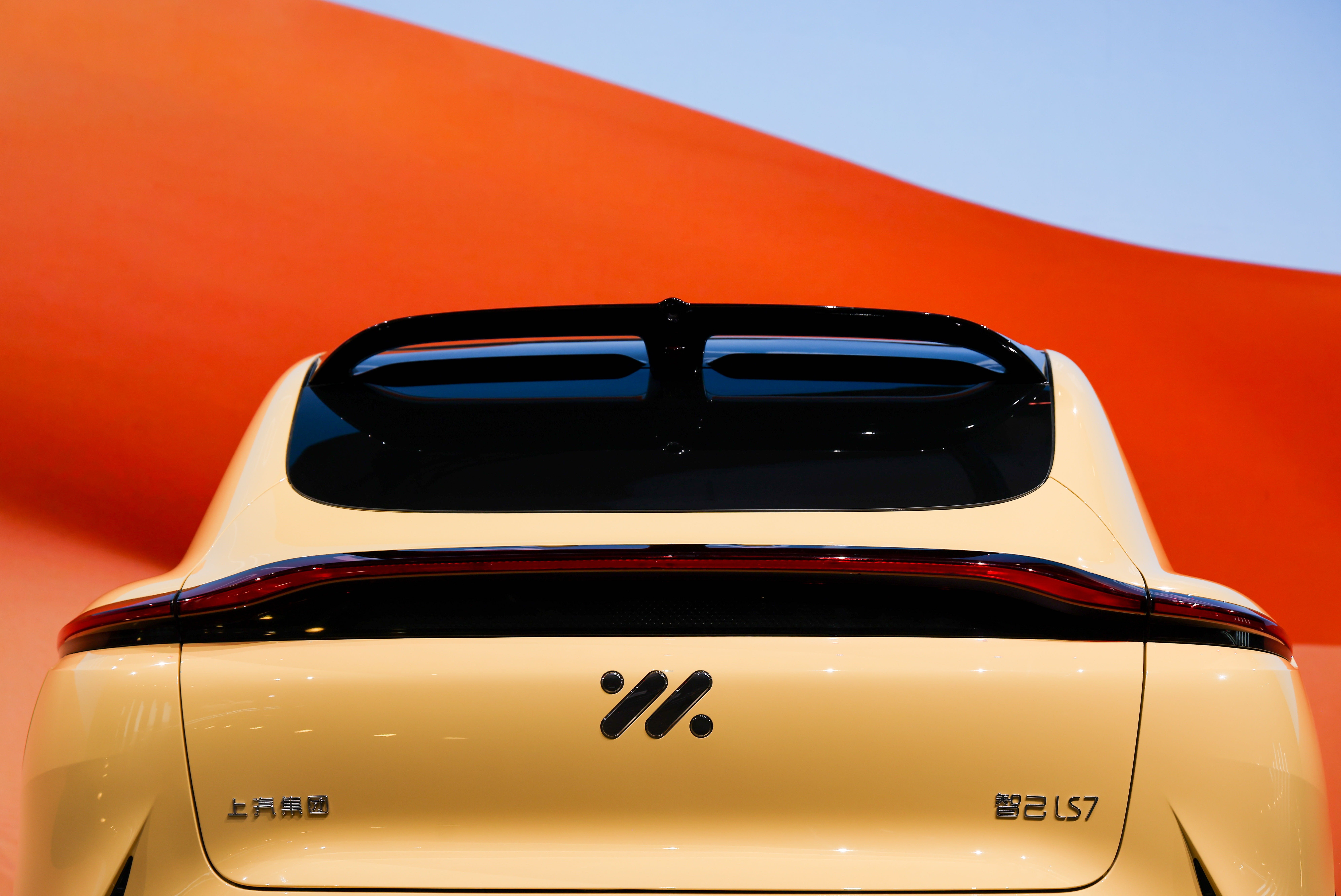智己首款中大型豪华suv开启预售,ls7价格区间35万-50万元_凤凰网汽车