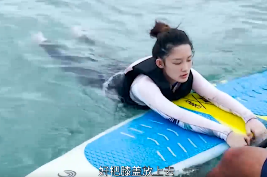 李沁海上冲浪多次落水好狼狈脸部泡水脱妆素颜似邻家少女