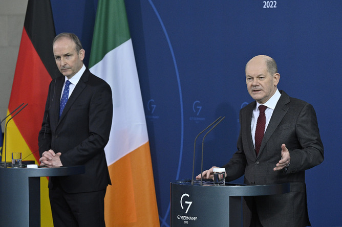 2月22日，德国总理朔尔茨（右）在柏林与爱尔兰总理马丁会晤后举行的新闻发布会上宣布暂停“北溪-2”天然气管道项目认证程序。图｜新华社/美联
