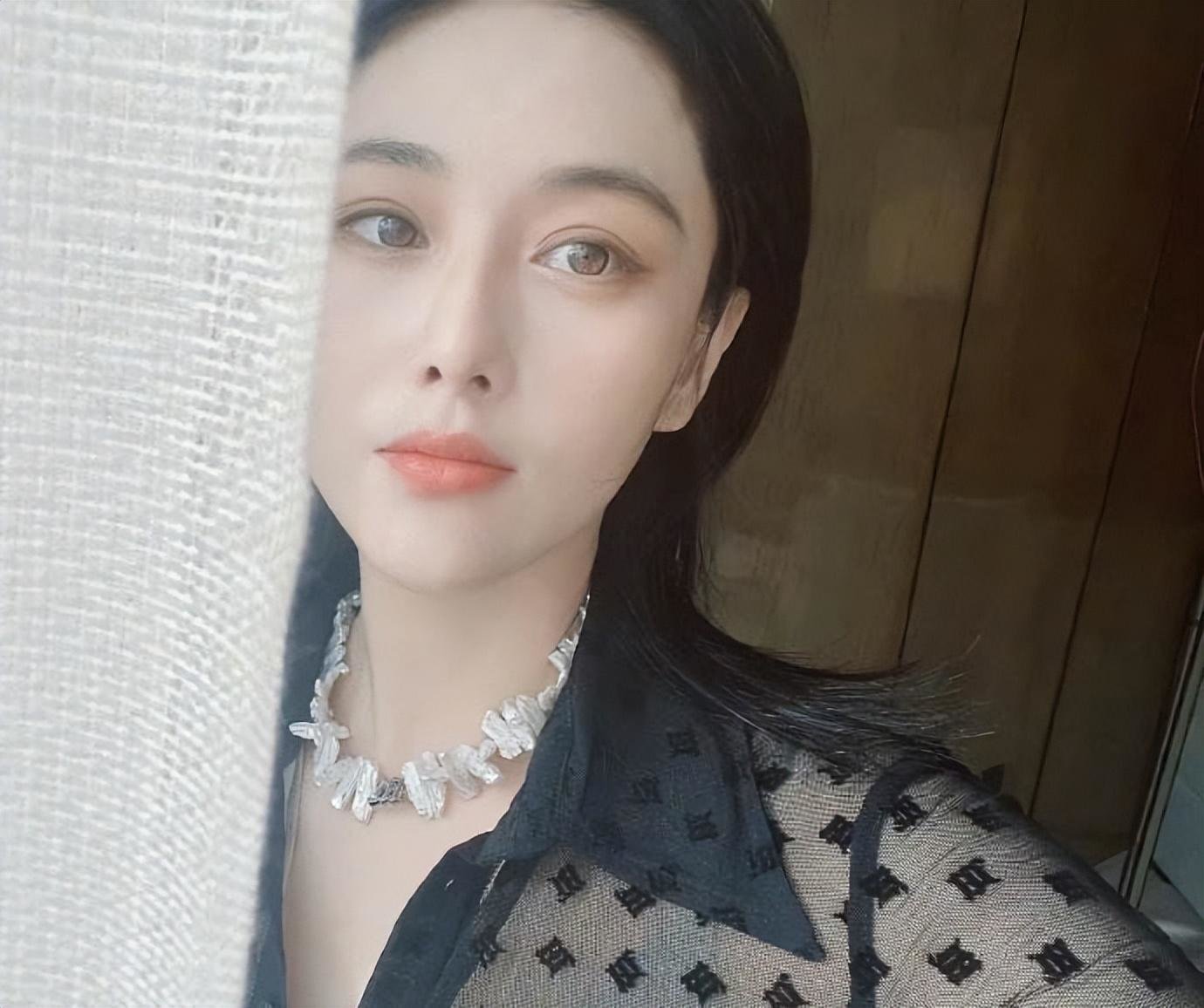 张馨予 张馨予回应被行李砸哭，怪路人冷漠很委屈，怒斥营销号曲解本意_凤凰网