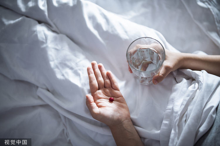 药品有限的情况下,能不吃药就暂时先不吃药了。/视觉中国